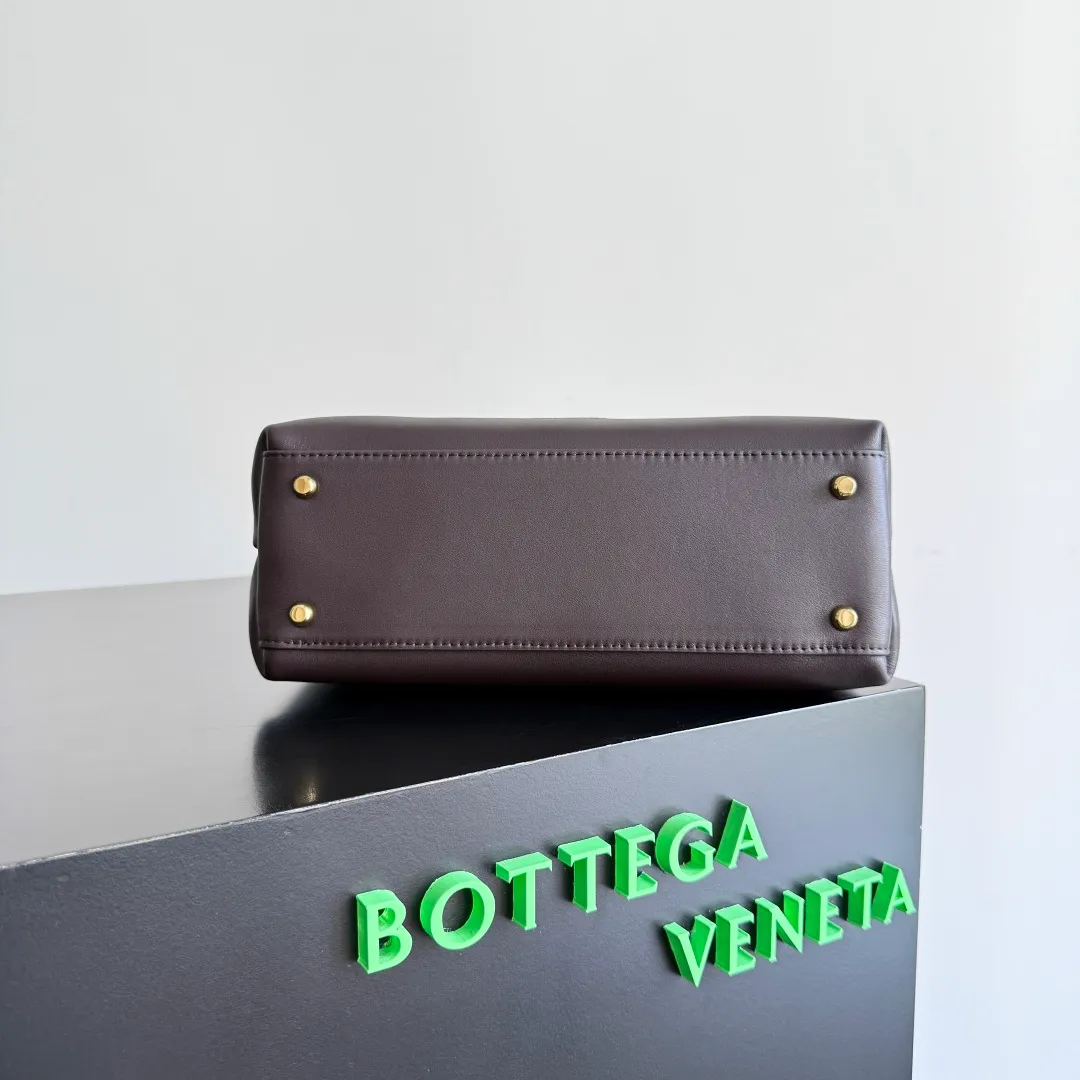 Batch 2060 BottegaVeneta Latest Ciao Ciao Bag Silky cowhide two-way flap handbag with signature twist detail, hidden hook closure, flap can be fastened to the front or attached to the INTRECCIATO woven internal pocket, comes with an adjustable and removable crossbody strap, internal compartment, and also features a zippered pocket. The surprise flap has various shapes. Style 1 - Cover the bag surface, exposing the knot and knot decoration. Style 2 - Place the flap inside the bag. A buckle is also designed. Style 3 - The U-shaped position of the top handle in the hand bag. Style No.: 835835 Size: 26*19*10.5cm